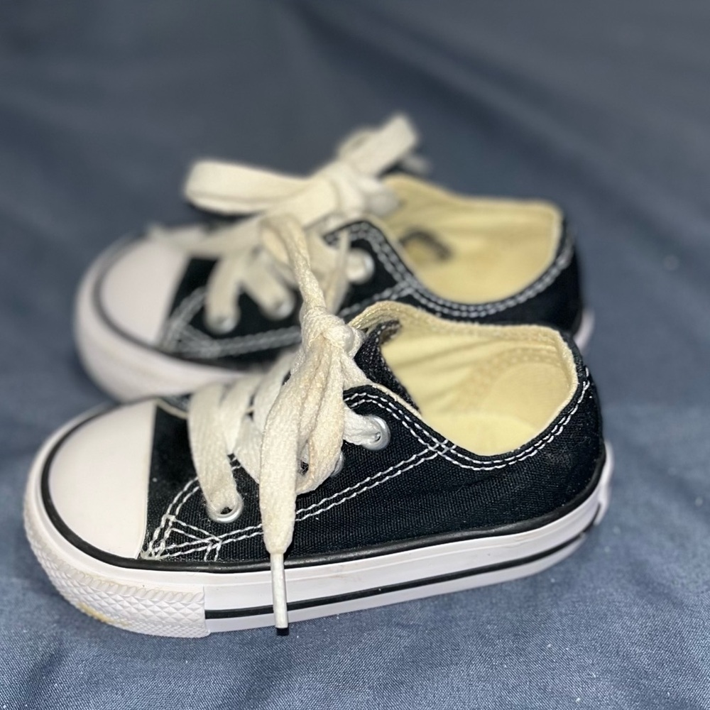 infant Converse Chuck Taylor tennis shoes size 4